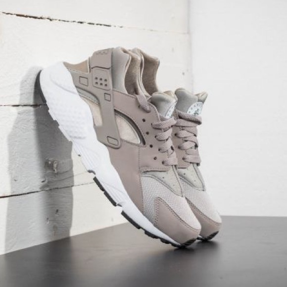 Brand New Nike Air Huarache Run - Picture 7 of 7